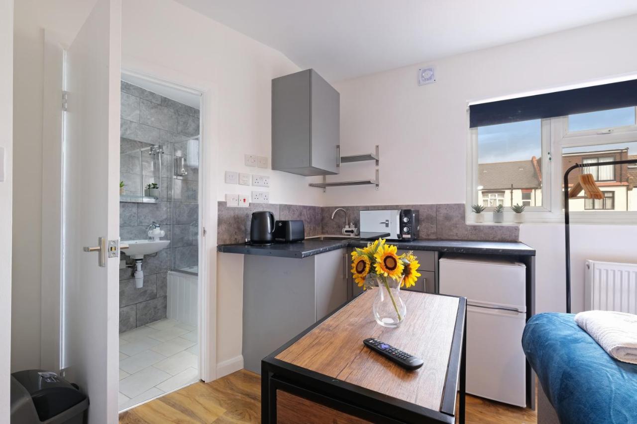 Fernbank Studios Sudbury Hill Harrow Self-Contained Studios With En-Suite Wembley Eksteriør billede